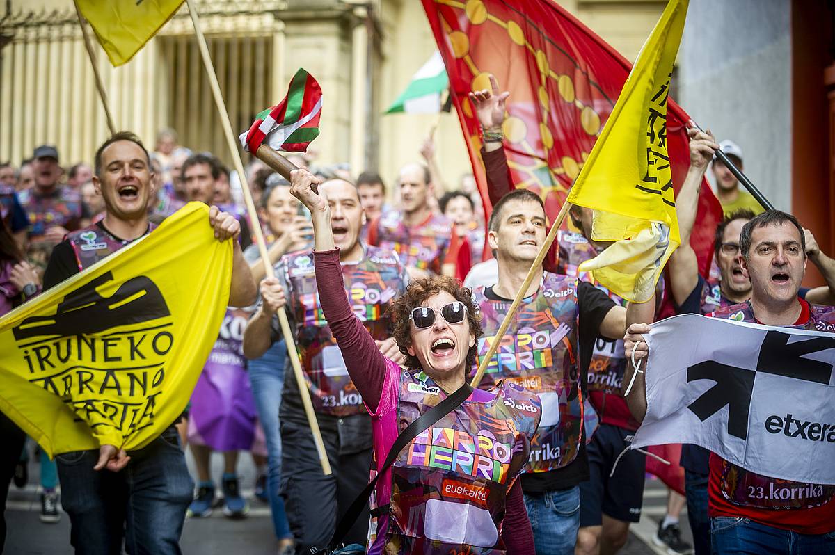 Arrano elkartearen kilometroa, Iruñeko Alde Zaharrean. JAIZKI FONTANEDA / FOKU Arrano elkartearen kilometroa, Iruñeko Alde Zaharrean. JAIZKI FONTANEDA / FOKU