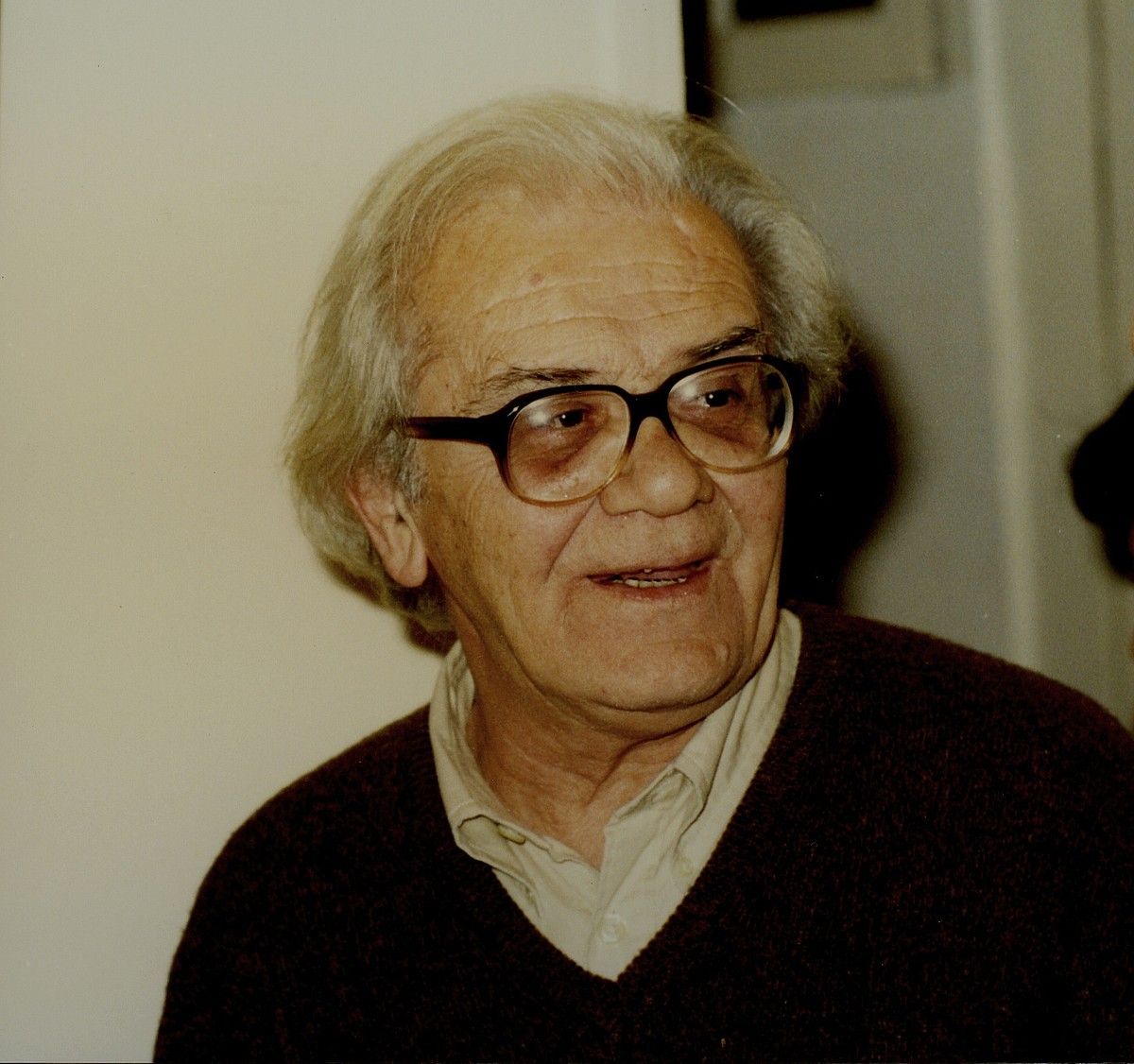 2002. urtean hil zen Izet Sarajlic filosofo, saiakeragile eta poeta, eta gehien itzuli den serbokroazierazko poetetariko bat da gaur egun. BERRIA. 2002. urtean hil zen Izet Sarajlic filosofo, saiakeragile eta poeta, eta gehien itzuli den serbokroazierazko poetetariko bat da gaur egun. BERRIA.