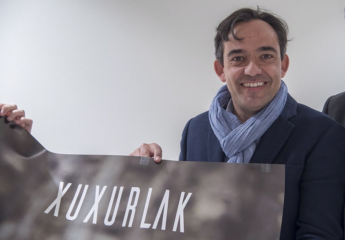 Josu Okiñena musika ikertzailea, atzo Donostiako Victoria Eugenia antzokian. Pianoz lagunduta, kontzertua emango du bihar han. ANDONI CANELLADA / FOKU. Josu Okiñena musika ikertzailea, atzo Donostiako Victoria Eugenia antzokian. Pianoz lagunduta, kontzertua emango du bihar han. ANDONI CANELLADA / FOKU.