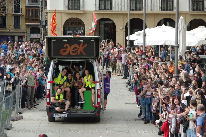 Atzekoz aurrerako irudia; kazetariak eta arduradunak furgonetan. AEK KORRIKA Atzekoz aurrerako irudia; kazetariak eta arduradunak furgonetan. AEK KORRIKA