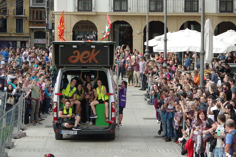 Atzekoz aurrerako irudia; kazetariak eta arduradunak furgonetan. AEK KORRIKA