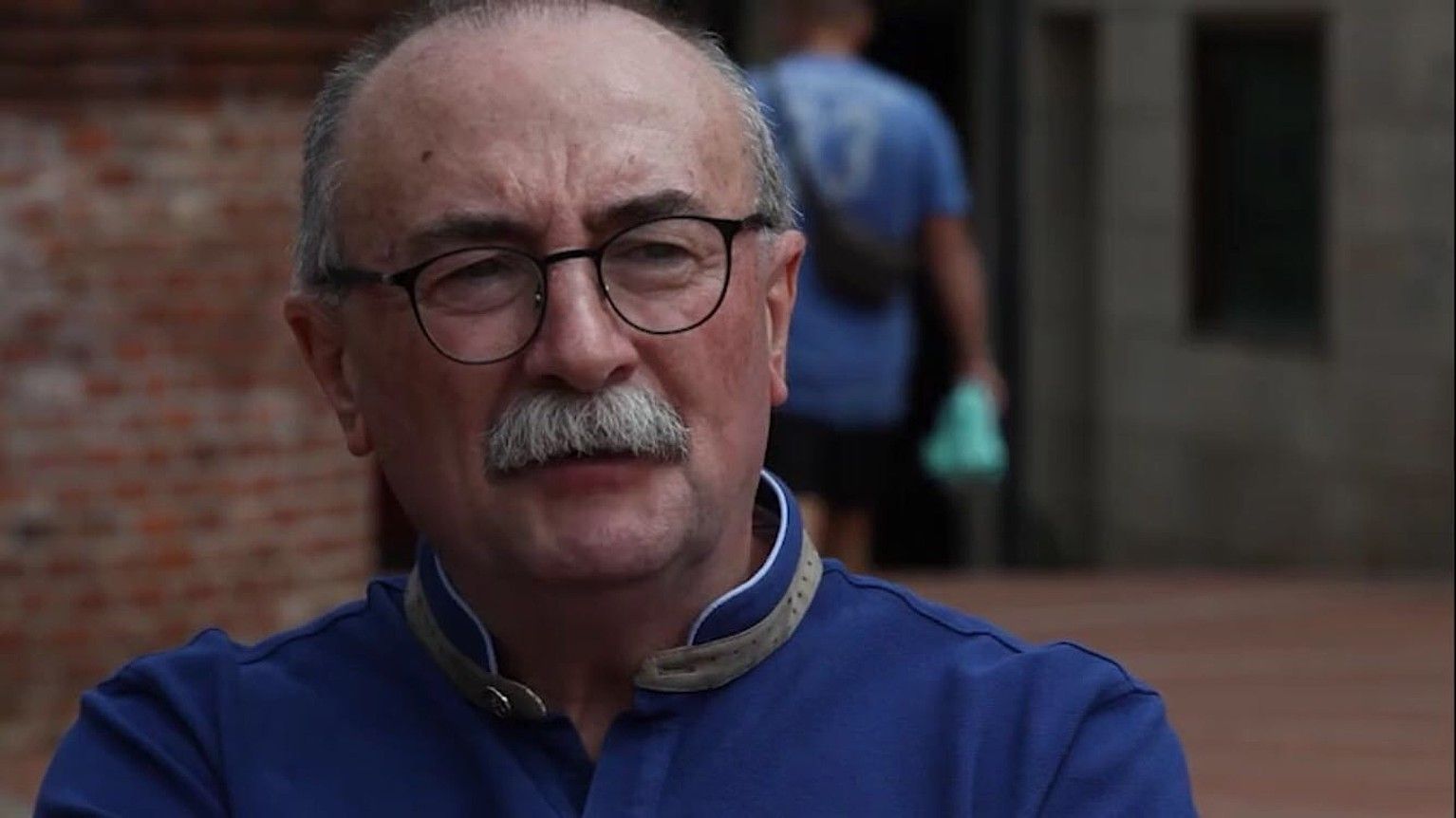 Xabier Oleaga kazetariak torturak salatu zituen Euskaldunon Egunkaria-ren aurkako operazioan atxilotu zutenean. ETB. Xabier Oleaga kazetariak torturak salatu zituen Euskaldunon Egunkaria-ren aurkako operazioan atxilotu zutenean. ETB.