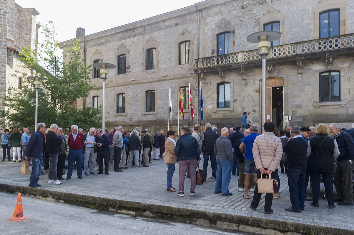 Lekurik ez zegoelako, Bergarako epaitegi kanpoan geratu ziren atzo dozenaka pertsona. JUANAN RUIZ / FOKU.