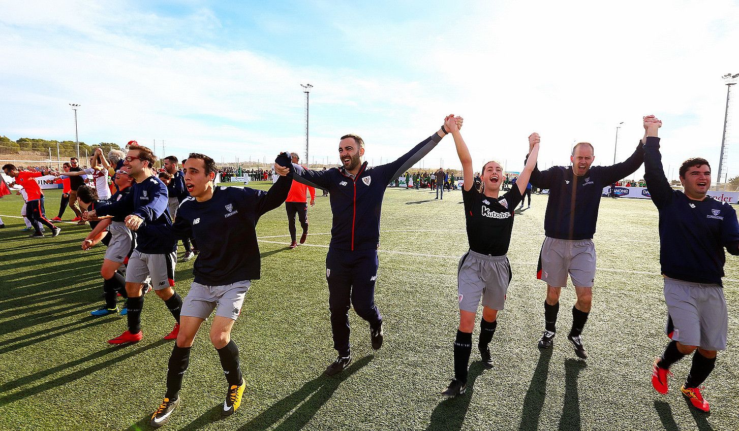 Entrenatzailearekin hizketan. Osasunako jokalariak, partida bat baino lehen, entrenatzailearekin. GENUINE LIGA.