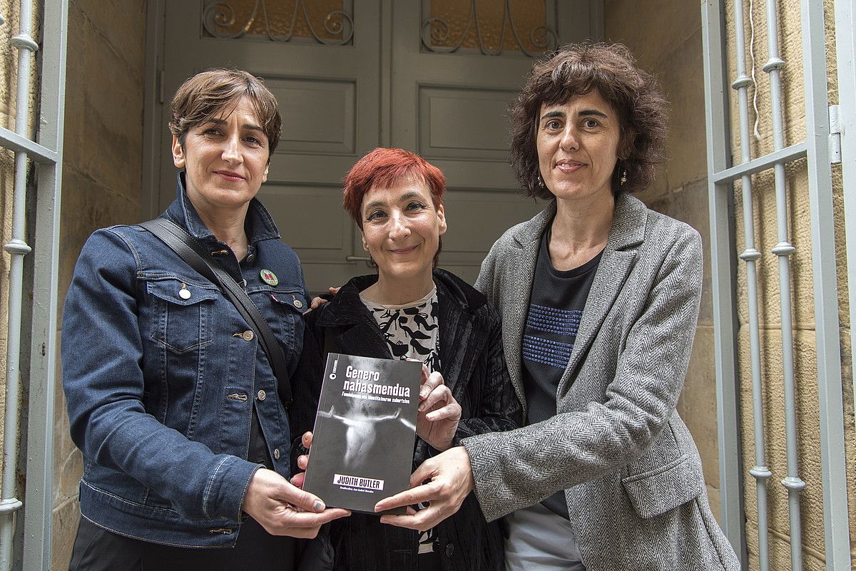 Lorea Agirre, Ana Isabel Morales eta Antxiñe Mendizabal, liburuaren aurkezpenean. ANDONI CANELLADA / FOKU.