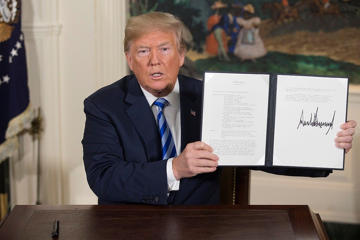 Donald Trump AEBetako presidentea, atzo, Etxe Zurian, zigor ekonomikoen memoranduma eskuetan duela. REYNOLDS / EFE. Donald Trump AEBetako presidentea, atzo, Etxe Zurian, zigor ekonomikoen memoranduma eskuetan duela. REYNOLDS / EFE.