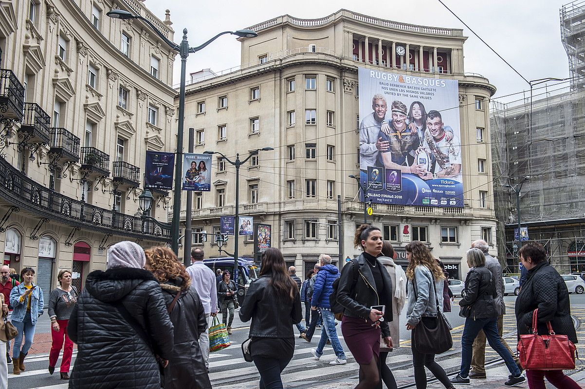 Bilboko kaleak prest daude asteburuan jokatuko diren finaletara datozen zaleak hartzeko. MARSIOL RAMIREZ / FOKU.