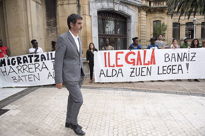 Eneko Goia Donostiako alkatea, udaletxetik ateratzen, protestaren unean. JUAN CARLOS RUIZ