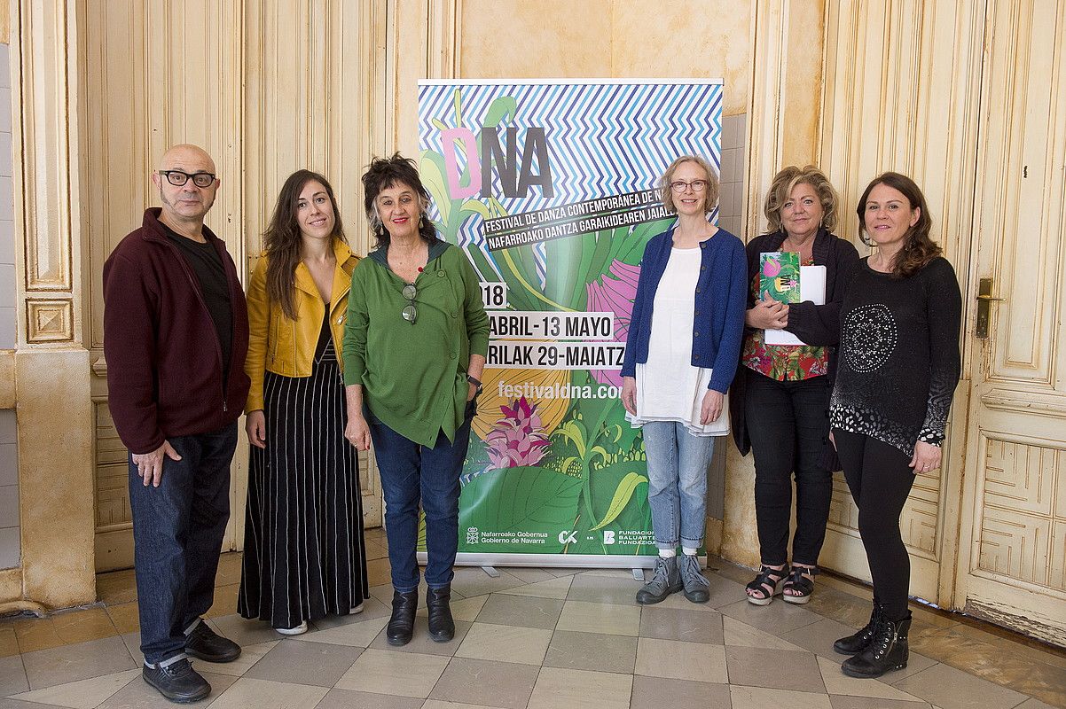Carmen Orozek, Isabel Ferreirak eta hainbat artistak azken egunetako jarduerak aurkeztu zituzten, atzo. IÑIGO URIZ / FOKU. Carmen Orozek, Isabel Ferreirak eta hainbat artistak azken egunetako jarduerak aurkeztu zituzten, atzo. IÑIGO URIZ / FOKU.