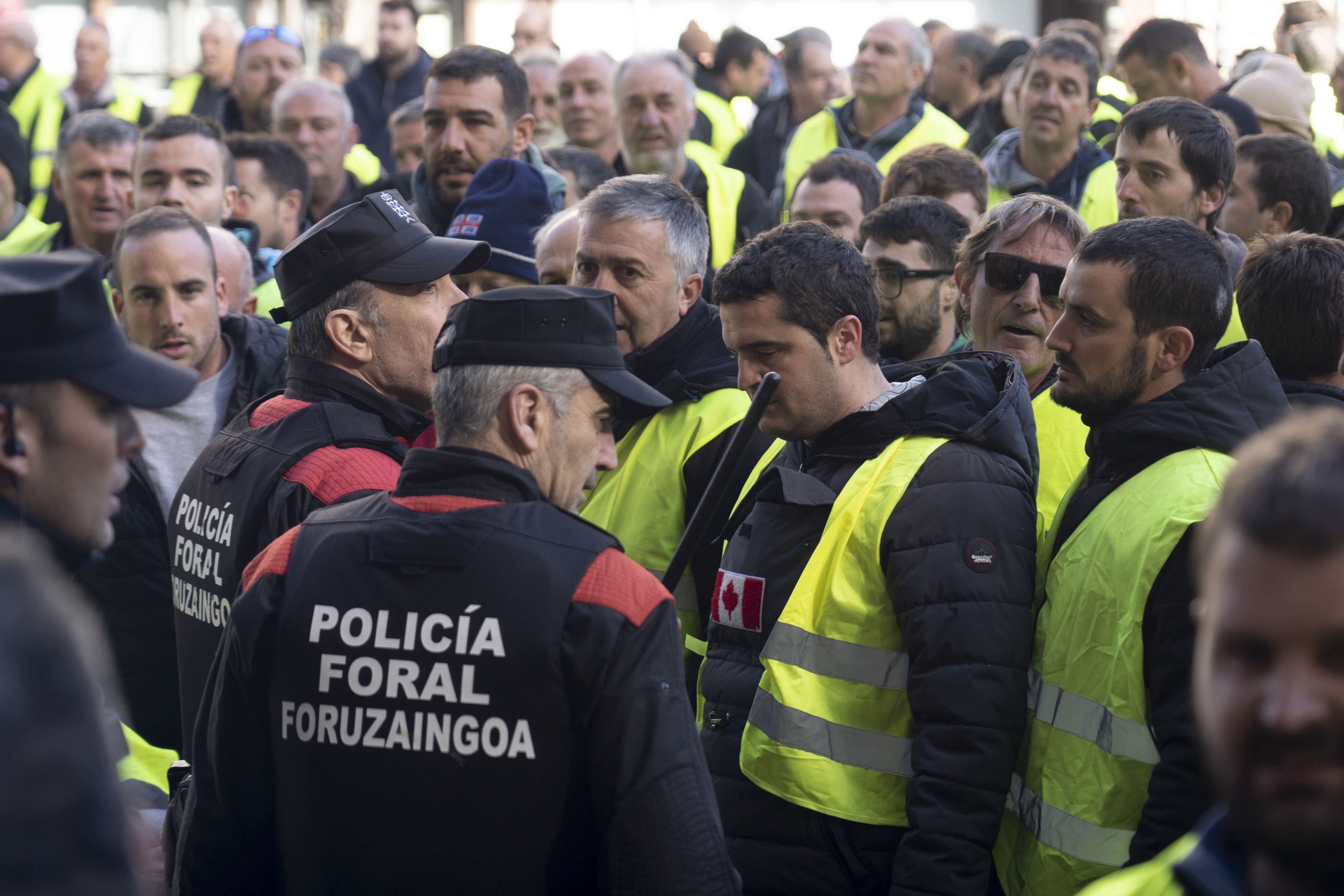 Foruzainak nekazariei Nafarroako Parlamenturako sarbidea eragozten, martxoaren 7an. IÑIGO URIZ / FOKU