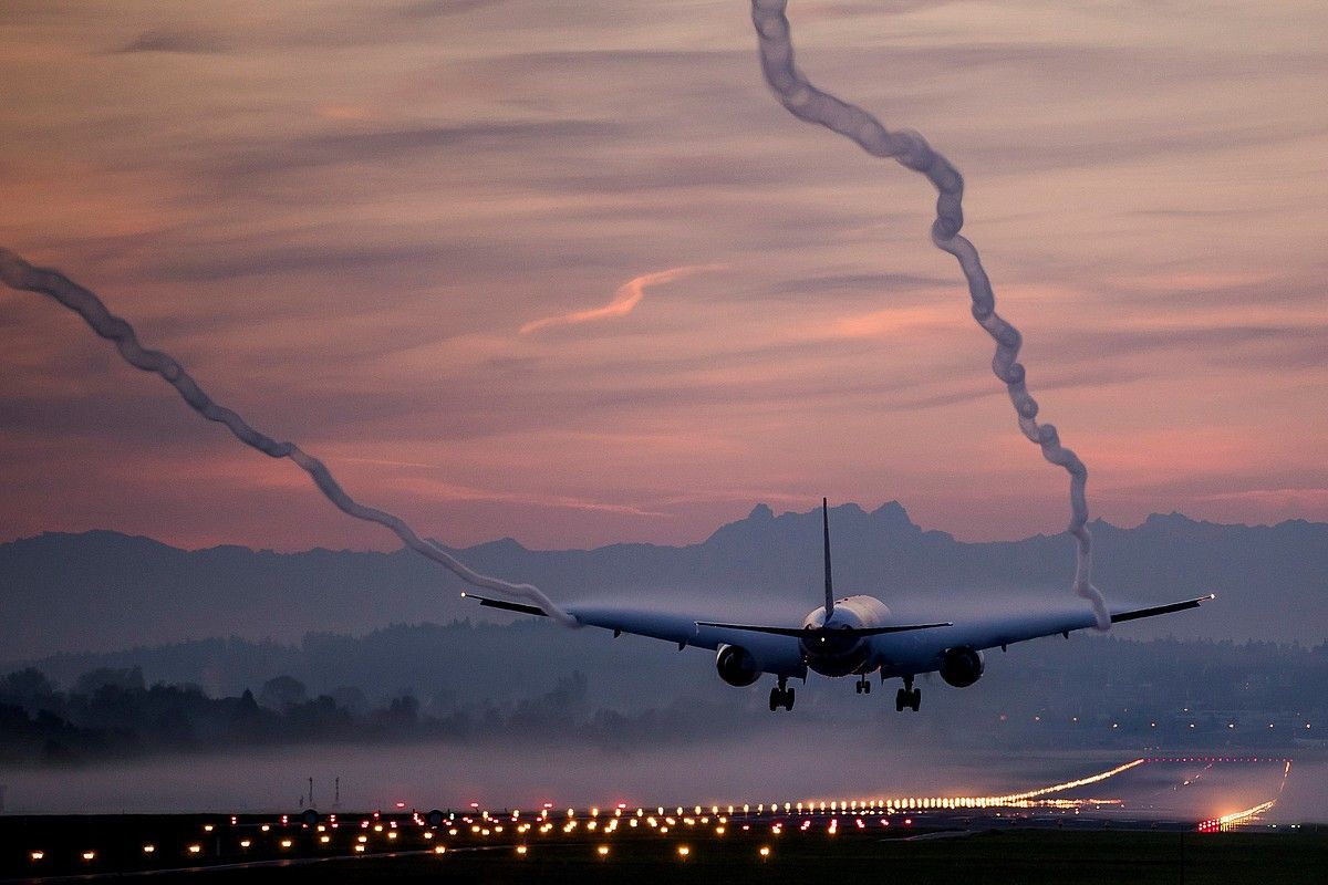 Boeing 777-300 hegazkin bat Zuricheko aireportura iristen, artxiboko argazki batean. CHRISTIAN MERZ / EFE.