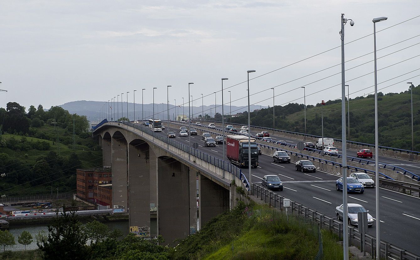 Arrontegiko zubia, Erandio eta Barakaldo artean, atzo. LUIS JAUREGIALTZO / FOKU