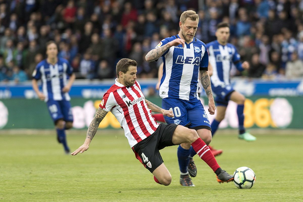 Iñigo Martinez Athleticekoa, Alaveseko Guidettiri baloia kendu nahian atzoko norgehiagokan. JUANAN RUIZ / FOKU. Iñigo Martinez Athleticekoa, Alaveseko Guidettiri baloia kendu nahian atzoko norgehiagokan. JUANAN RUIZ / FOKU.