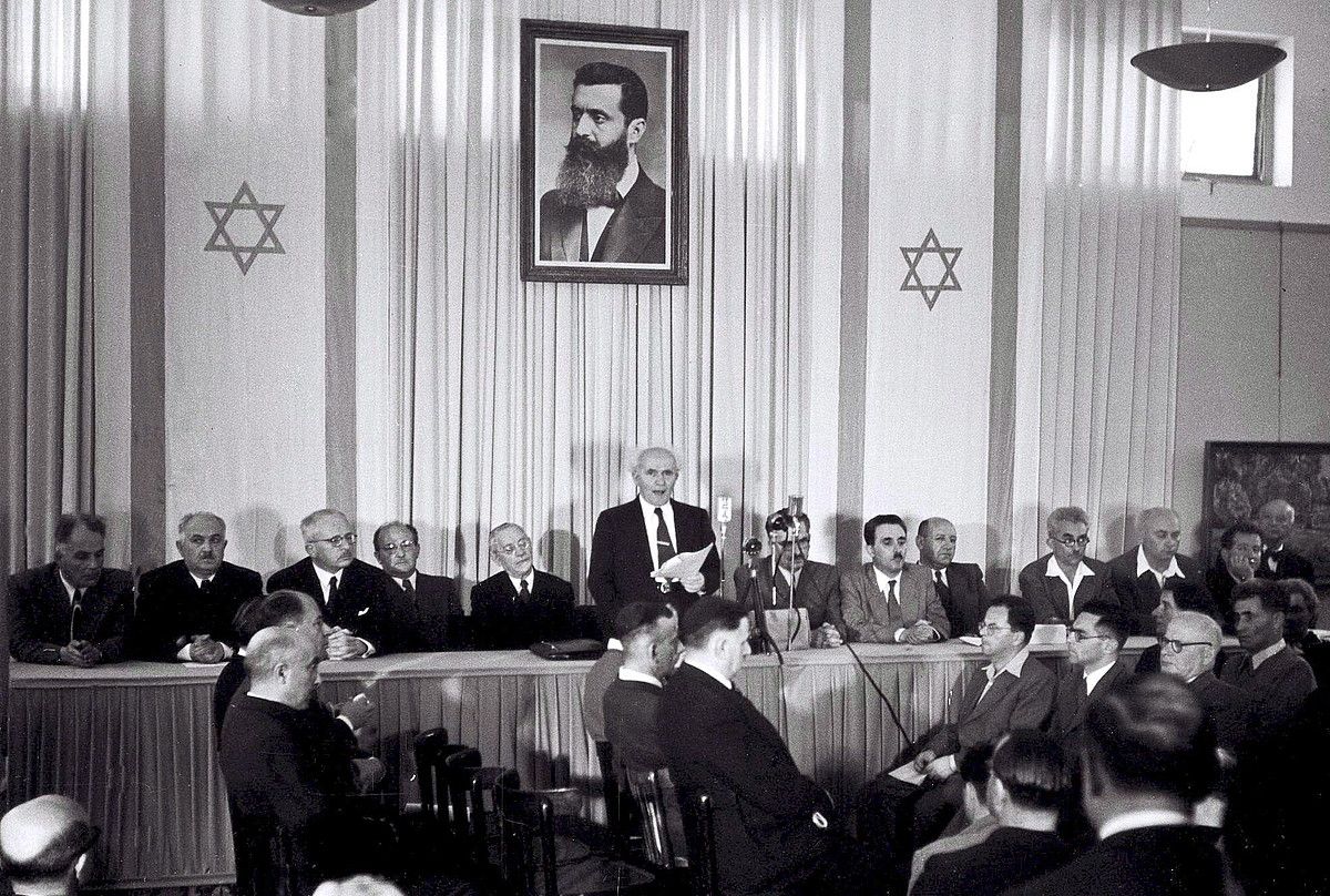 David Ben Gurion Israelgo lehen ministro izandakoa, Tel Aviven, Independentzia Deklarazioa irakutzean, 1948an. EFE.