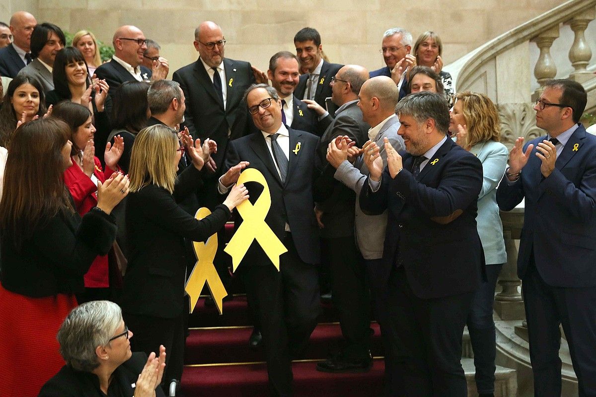 Quim Torra Kataluniako presidente hautatu berria, Junts Per Catalunyako kideen zorionak jasotzen, atzo, Kataluniako Parlamentuan. TONI ALBIR / EFE.