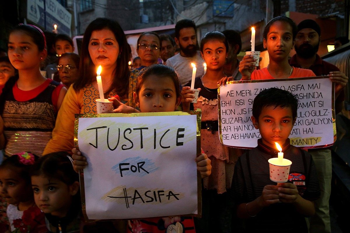 Asifa Bano 8 urteko neskatoarentzat justizia aldarrikatu zuten apirilaren 14an, Jammun. JAIPAL SINGH / EFE.
