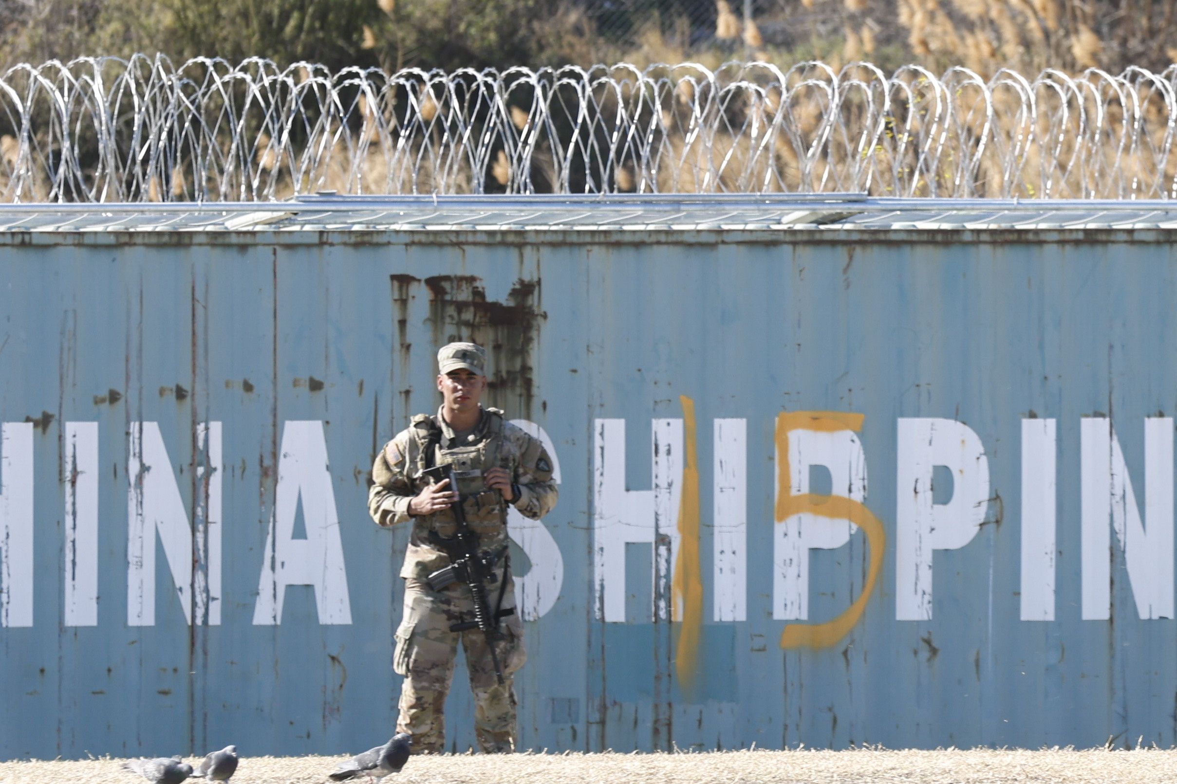 Mexiko eta AEBen arteko muga, Texas estatuko Eagle Pass hirian, artxiboko irudi batean. ADAM DAVIS / EFE