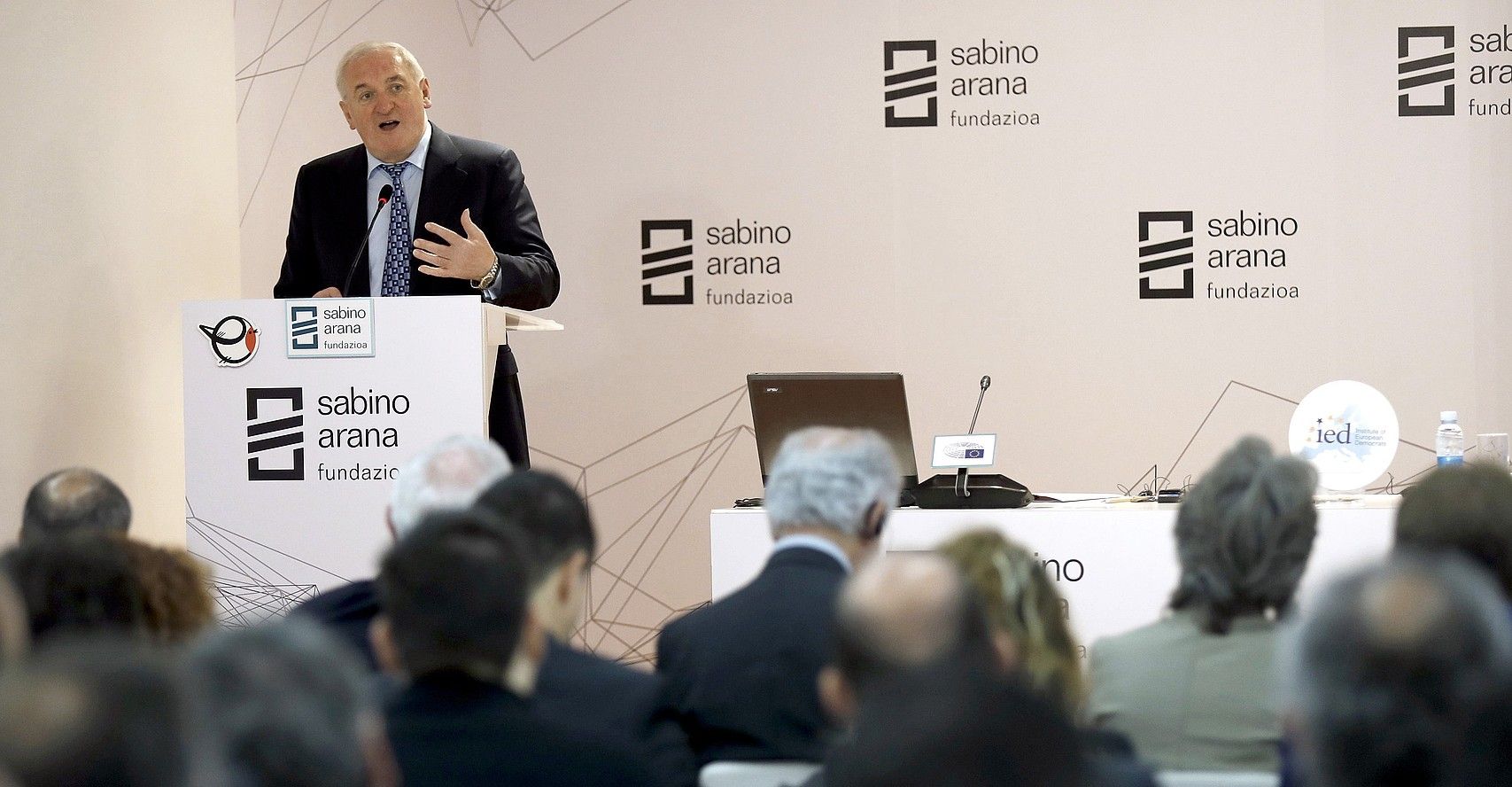 Bertie Ahern Irlandako lehen ministro ohia, Sabino Arana fundazioak antolatutako ekitaldian, atzo, Bilbon. LUIS TEJIDO / EFE. Bertie Ahern Irlandako lehen ministro ohia, Sabino Arana fundazioak antolatutako ekitaldian, atzo, Bilbon. LUIS TEJIDO / EFE.
