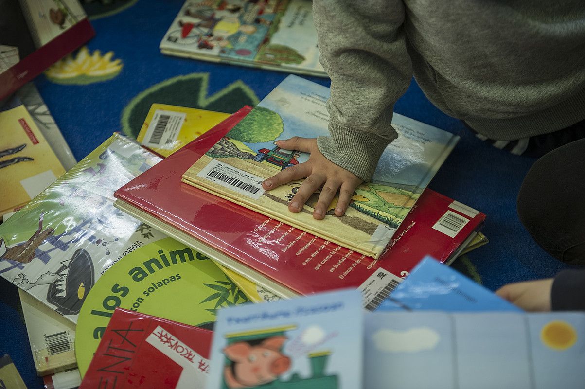 1.973 elkarrizketa egin ditu Soziometroak, kultur ohiturei buruz jakiteko Araba, Bizkai eta Gipuzkoan. L.JAUREGIALTZO / FOKU. 1.973 elkarrizketa egin ditu Soziometroak, kultur ohiturei buruz jakiteko Araba, Bizkai eta Gipuzkoan. L.JAUREGIALTZO / FOKU.
