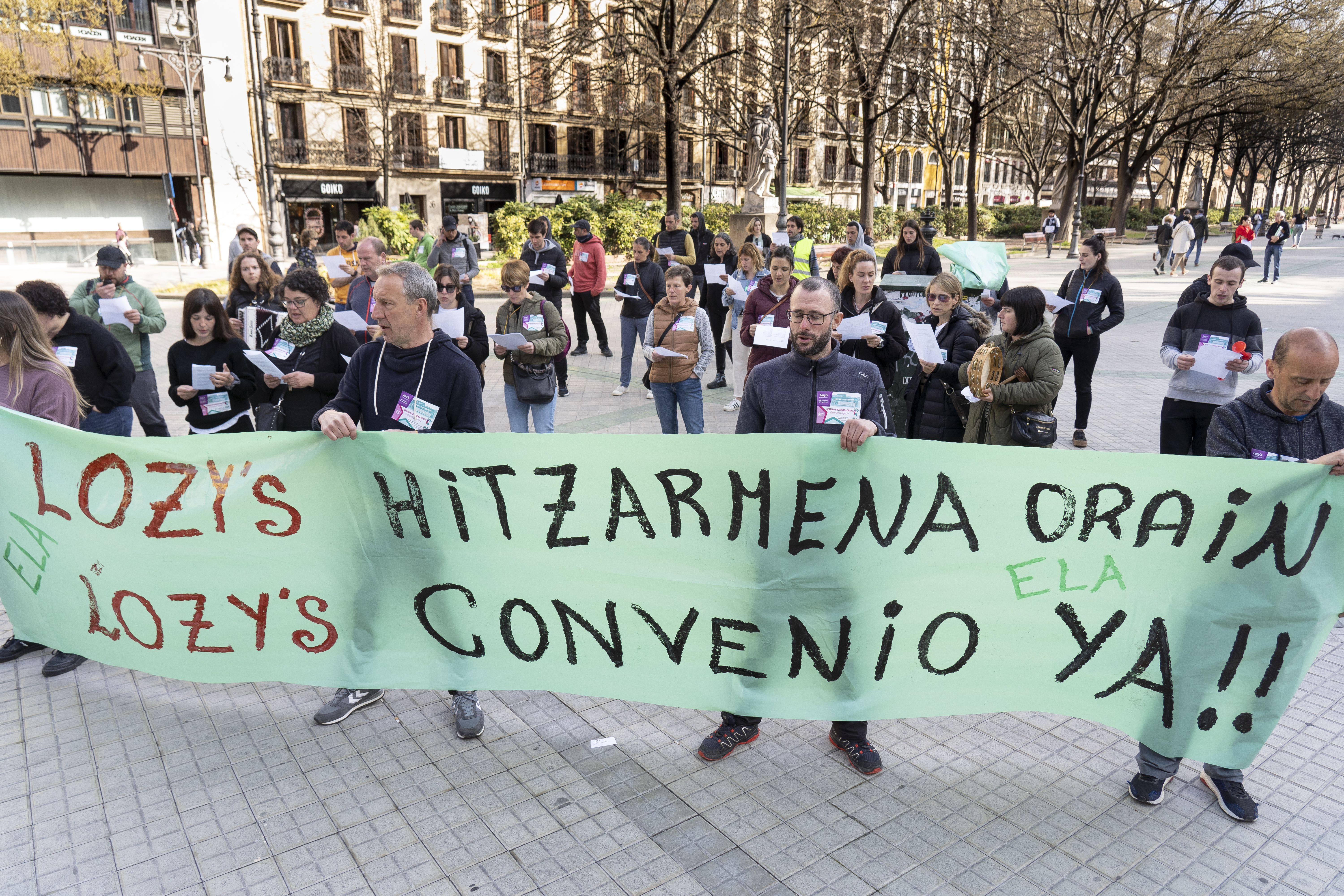 Lozy's-eko langileak Nafarroako Parlamentuaren aurrean, gaur goizean, Iruñean. IÑIGO URIZ / FOKU