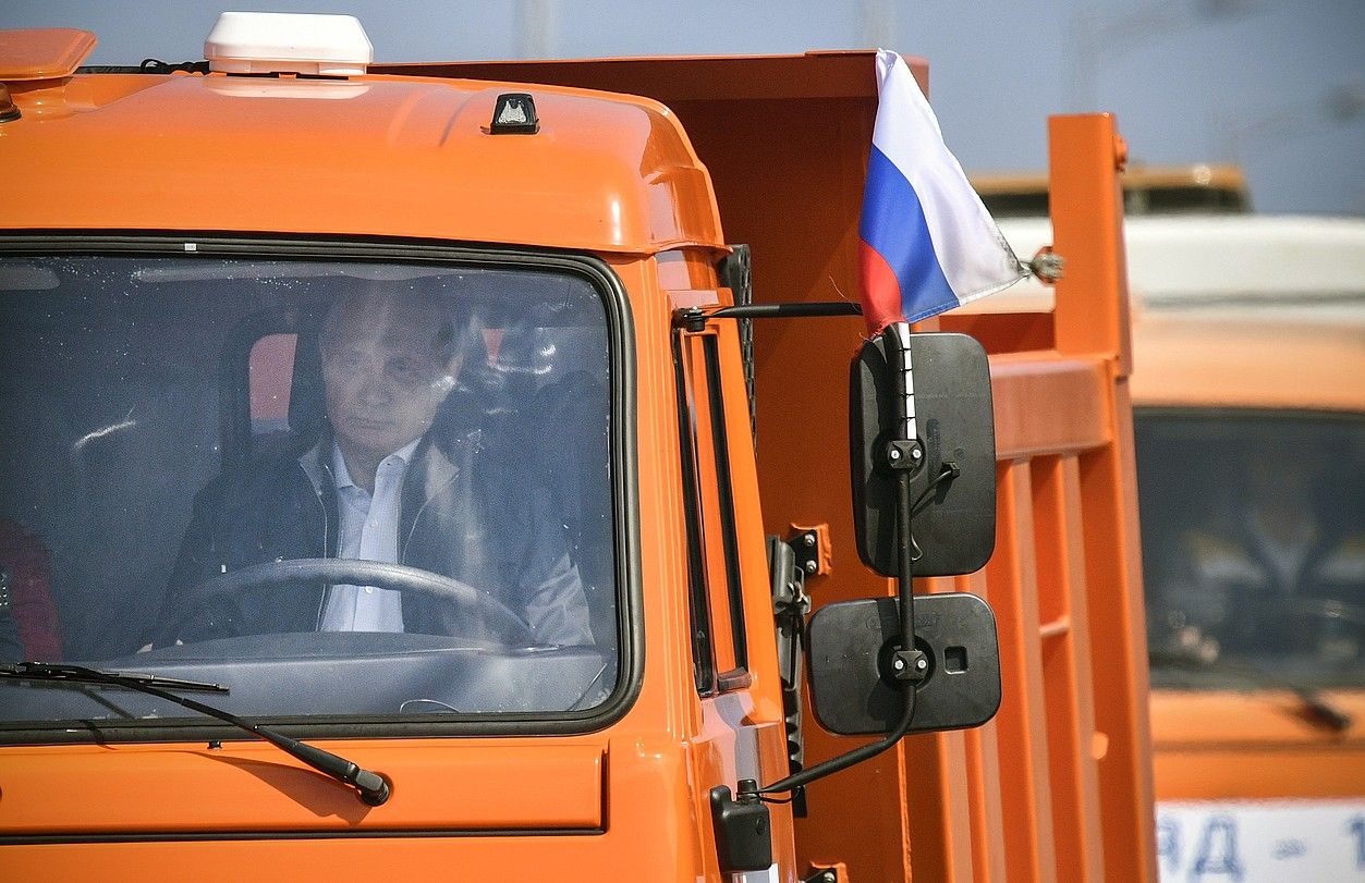 Vladimir Putin kamioi batean, atzo, Kertxeko zubian. ALEXANDER NEMENOV / EFE.