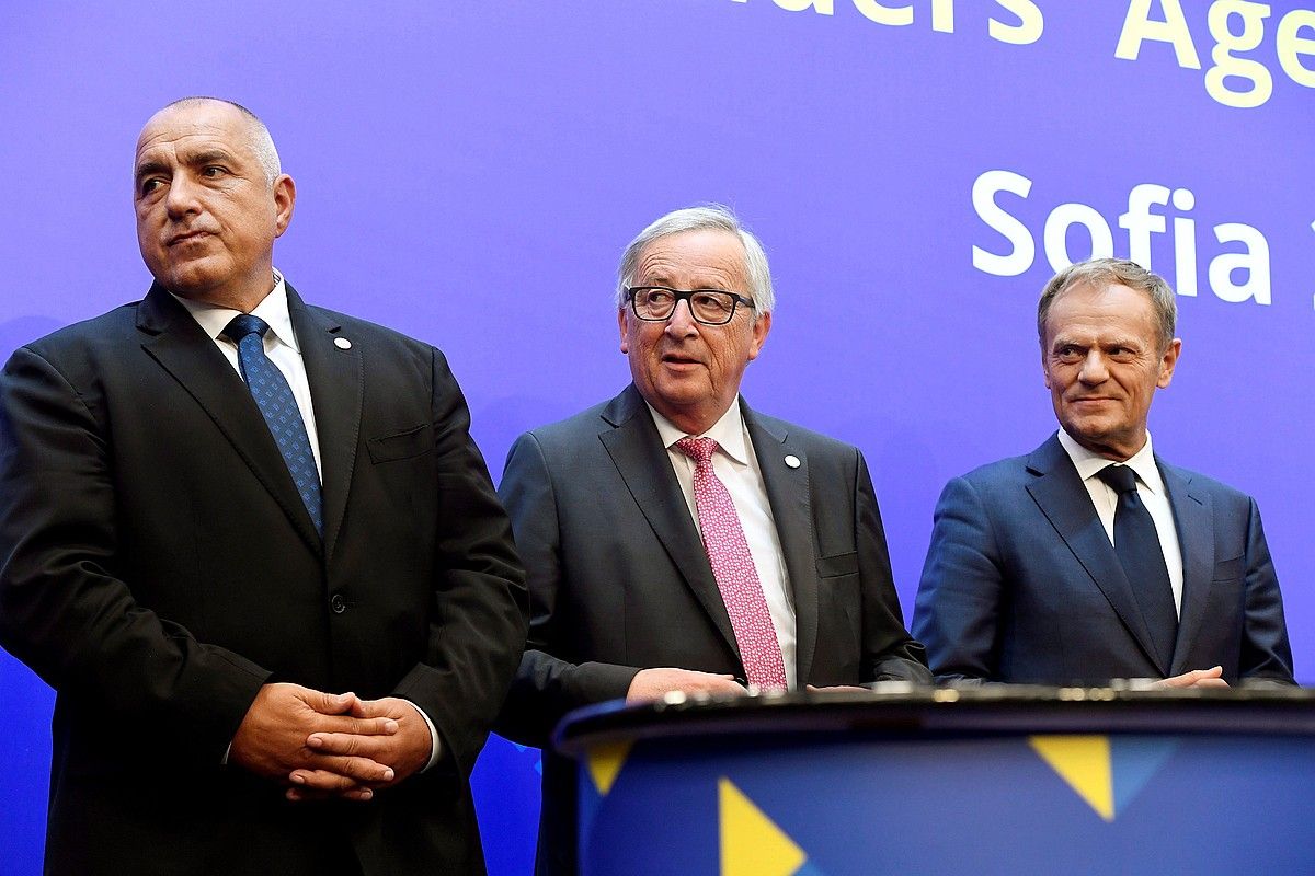 Borissov, Juncker eta Tusk, atzoko agerraldian, Sofian. BORISLAV TROSHEV / EFE.