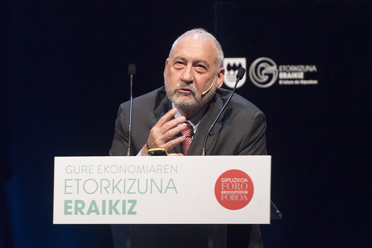 Joseph Stiglitz ekonomista eta Nobel sariduna, atzo, Donostiako Kursaal jauregian. JUAN CARLOS RUIZ / FOKU. Joseph Stiglitz ekonomista eta Nobel sariduna, atzo, Donostiako Kursaal jauregian. JUAN CARLOS RUIZ / FOKU.