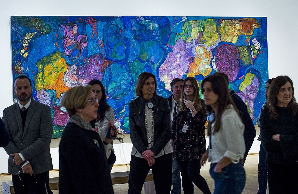 Hainbat bisitari, Bilboko Arte Ederren Museoan, atzealdean Rafael Ruiz Balerdiren margolan bat daukatela. LUIS JAUREGIALTZO / FOKU. Hainbat bisitari, Bilboko Arte Ederren Museoan, atzealdean Rafael Ruiz Balerdiren margolan bat daukatela. LUIS JAUREGIALTZO / FOKU.