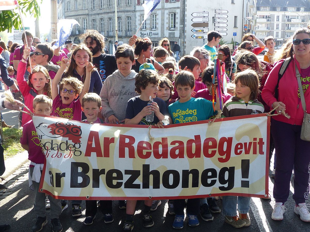 Zazpi hizkuntza horien lasterketen aldeko ituna sinatu zuten eragileak. BERRIA.