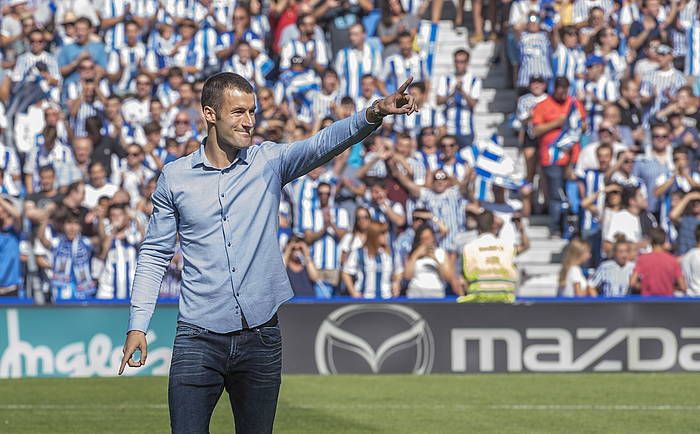 Imanol Agirretxe, Realeko zaleei eskerrak ematen, bere agurraren egunean. ANDONI CANELLADA, FOKU