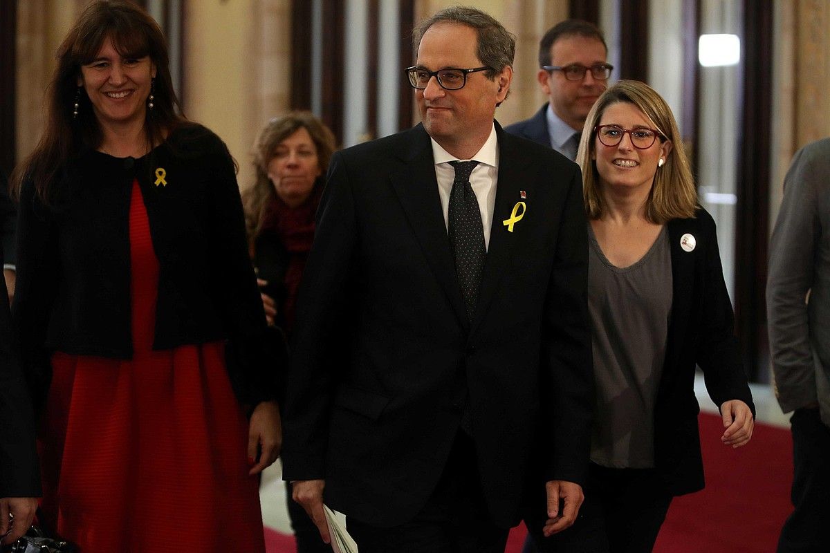 Quim Torra Kataluniako presidentea Kataluniako Parlamentuan, Elsa Artadi eta Laura Borras alboan dituela. Biak kontseilari izango dira, ezustekorik ezean. EFE.