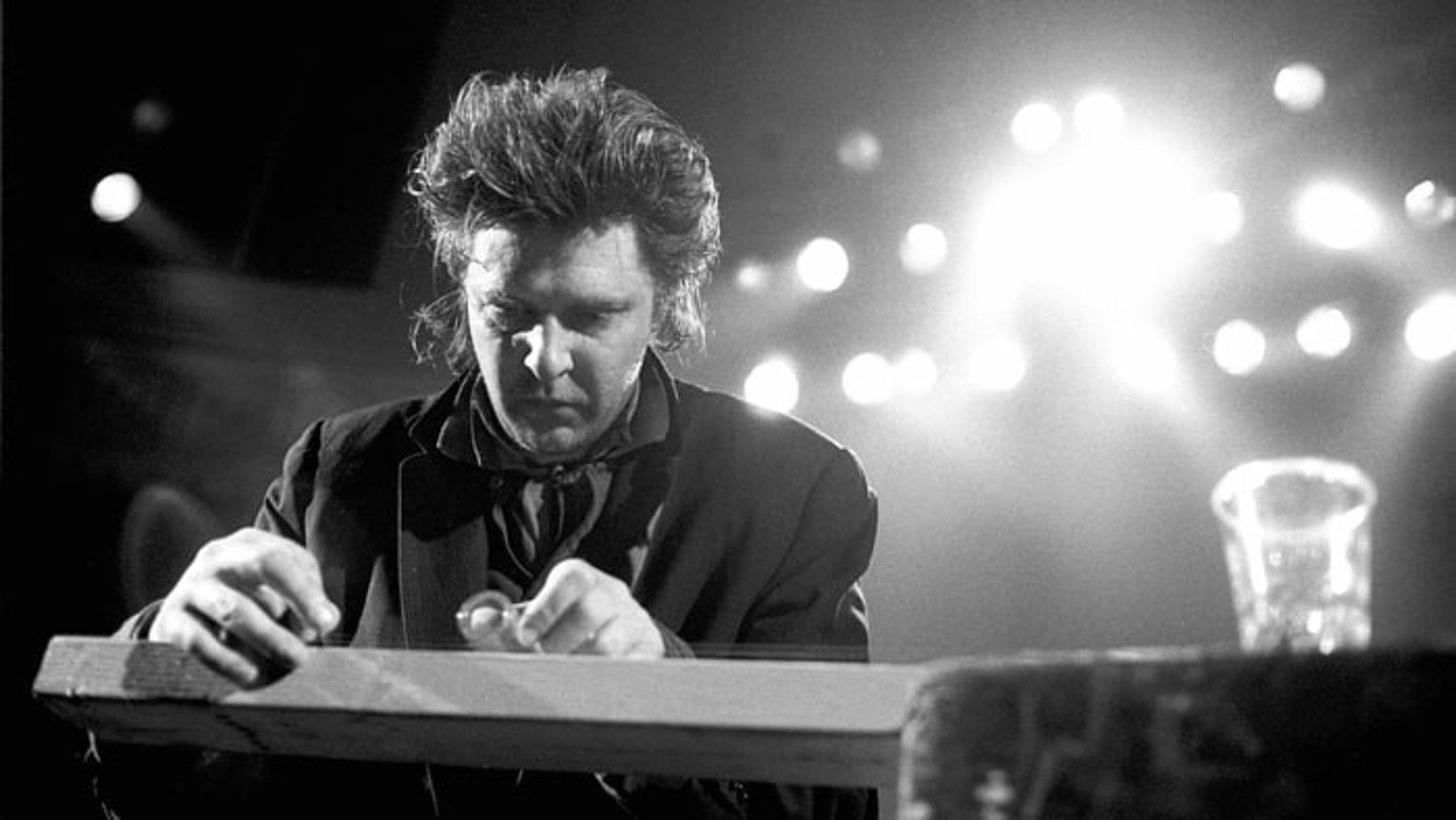 Glenn Branca gitarra jotzaile eta musika konpositorea (1948-2018), irudi zahar batean. BERRIA.