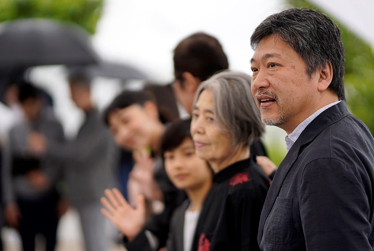 Hirokazu Kore-eda zinemagile japoniarra, bere lantaldearekin, Cannesen. FRANCK ROBICHON / EFE. Hirokazu Kore-eda zinemagile japoniarra, bere lantaldearekin, Cannesen. FRANCK ROBICHON / EFE.