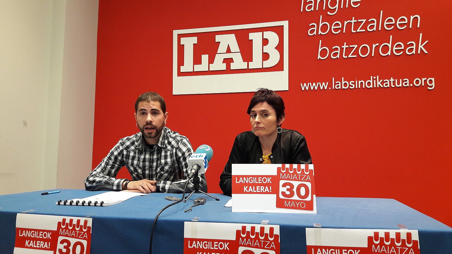 Imanol Karrera LABeko Nafarroako koordinatzailea eta Garbiñe Aranburu idazkari nagusia. LAB.