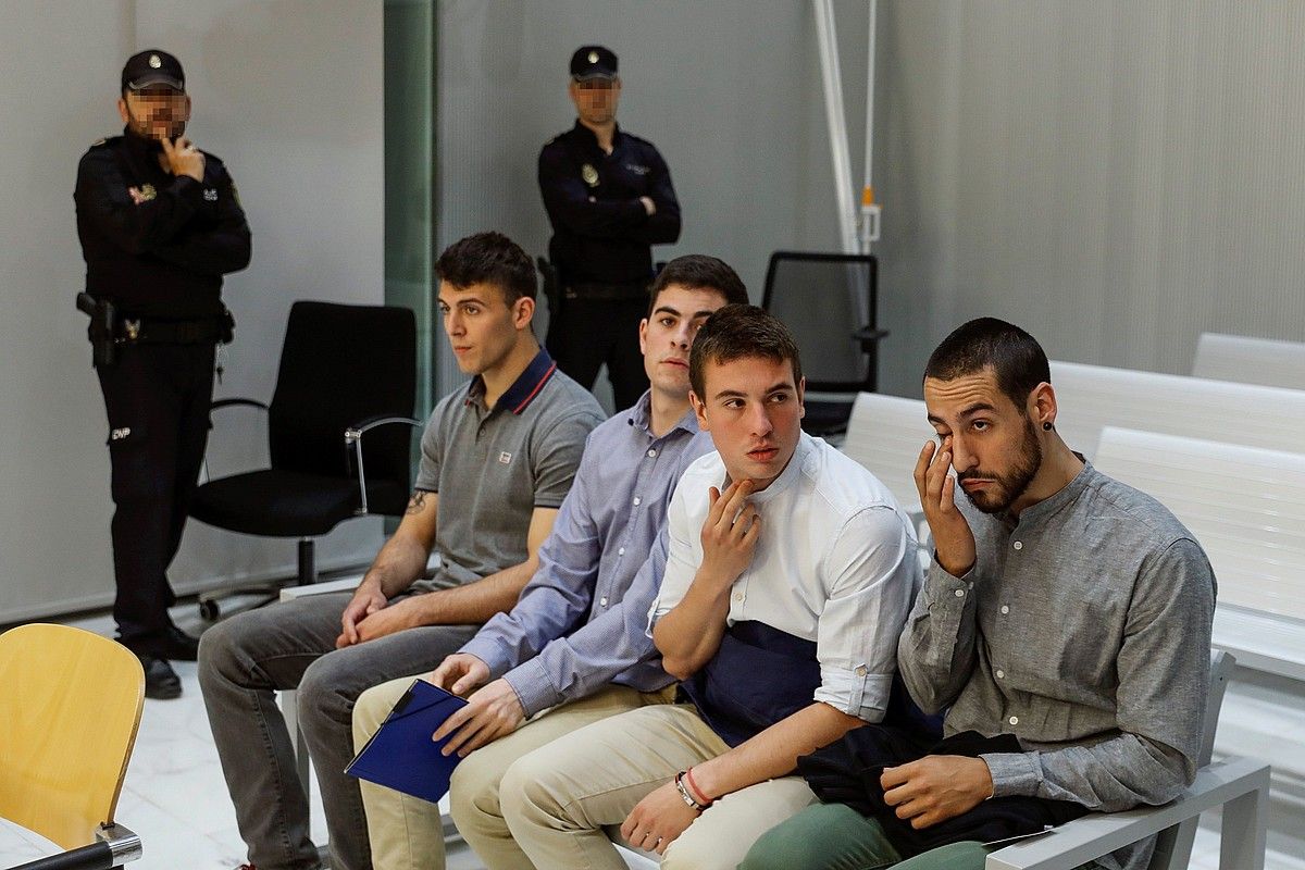 Auzipetutako lau gazteak, Espainiako Auzitegi Nazionalean, atzo. EMILIO NARANJO / EFE.