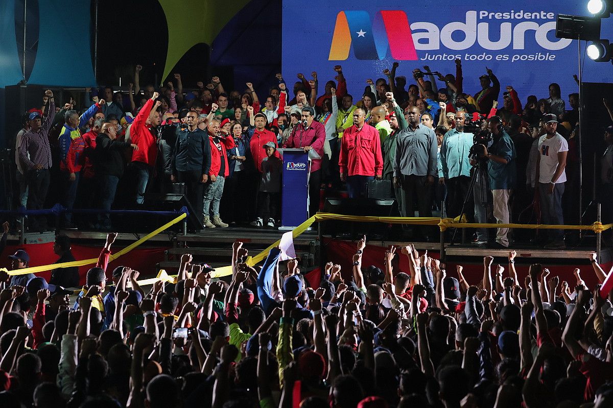 Nicolas Maduro, garaipena ospatzeko ekitaldian, igandean, Caracasen. MIGUEL GUTIERREZ / EFE. Nicolas Maduro, garaipena ospatzeko ekitaldian, igandean, Caracasen. MIGUEL GUTIERREZ / EFE.