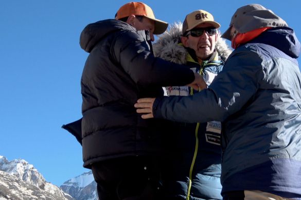 Javier Lopez Pagazaurtundua Everest mendian, ibilbidean lagundu zioten kideetako biri helduta, 2...