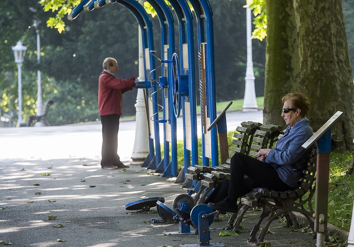 Ariketa fisikoa. Hiri Lagunkoiak proiektuaren bigarren zikloari ekin dio Bilbok, eta Euskal Herrian bide horretan «gehien aurreratu duen lekua da», Fernandez de Larrinoaren esanetan; irudian, Bilboko Casilda Iturrizar parkea. LUIS JAUREGIALTZO / @FOKU.