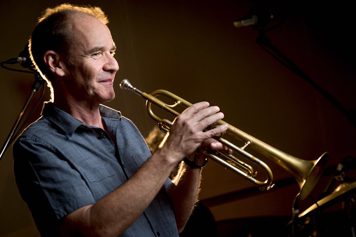 Chris Kase musikaria, tronpeta eskuetan duela. BERRIA. Chris Kase musikaria, tronpeta eskuetan duela. BERRIA.