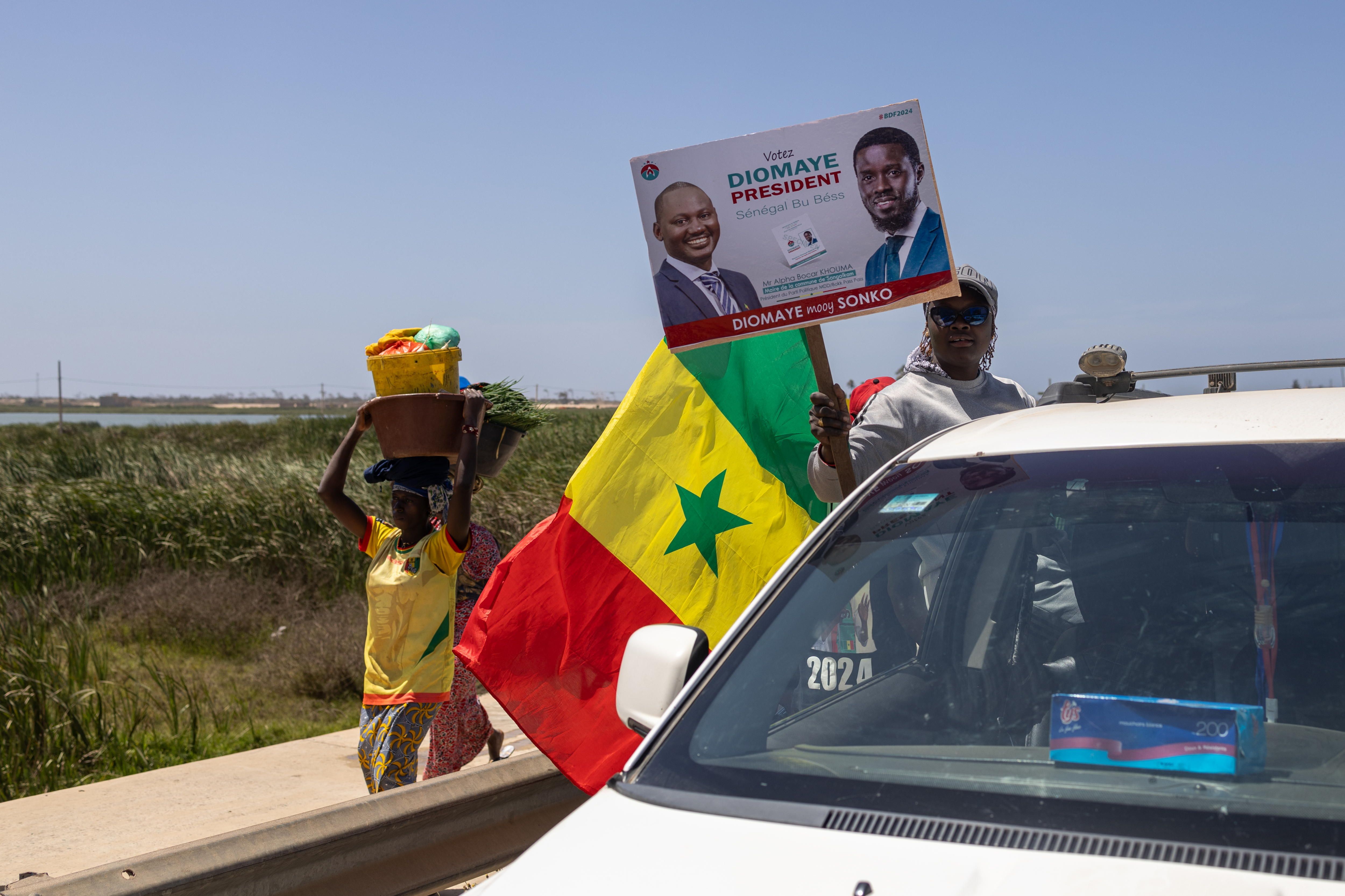 Sonko eta Fayeren aldeko pankarta Tivaouane Peulhen (Senegal), martxoaren 12an. JEROME FAVRE / EFE