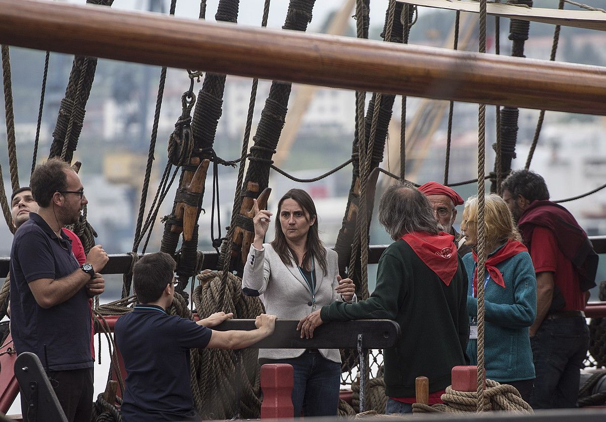 Jende ugarik bisitatu zuen Hermione ontzia atzo, Pasai San Pedroko portuan. JAGOBA MANTEROLA / FOKU. Jende ugarik bisitatu zuen Hermione ontzia atzo, Pasai San Pedroko portuan. JAGOBA MANTEROLA / FOKU.