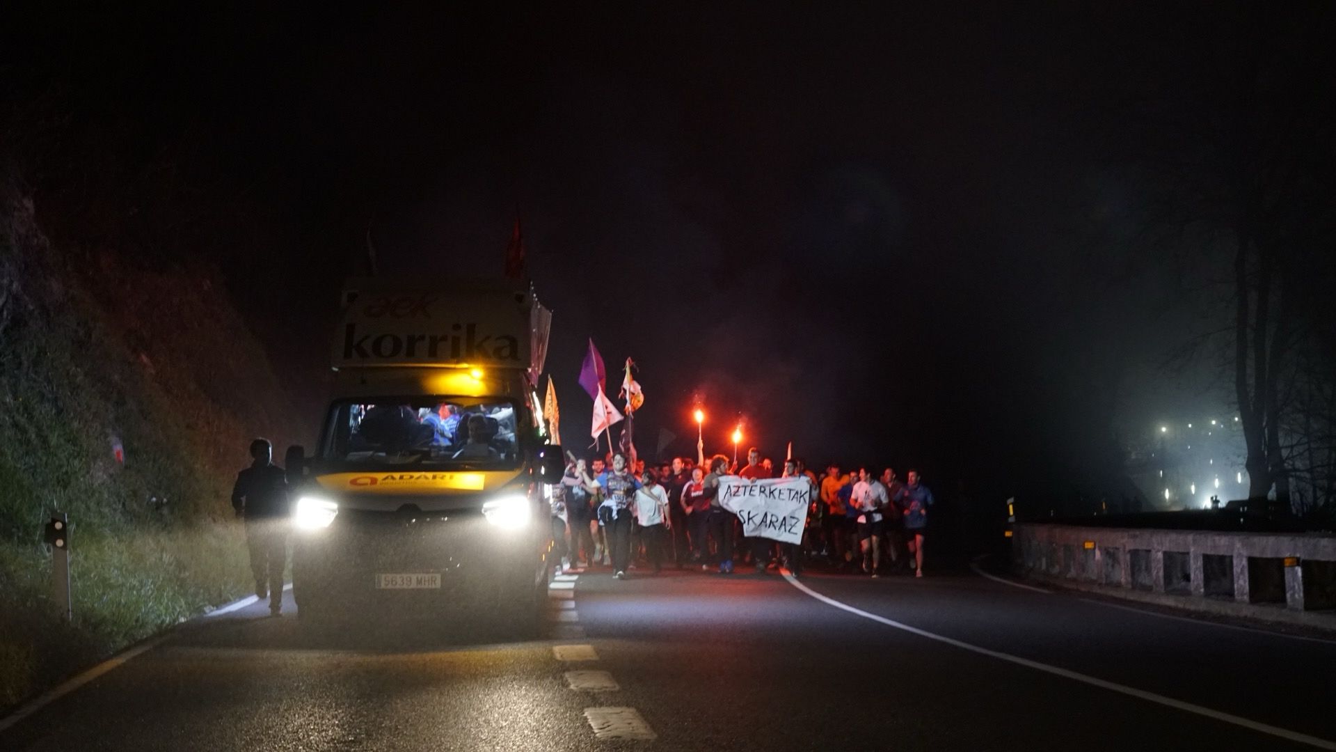 Gauez eta maldan gora, baina aurrera doa Korrika. OLI ARTOLA