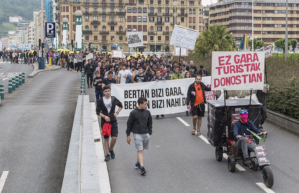 Manifestariak, atzo, Bulebarrerako bidean. ANDONI CANELLADA / FOKU.