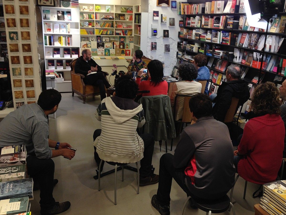 Isabel Etxeberriaren laguntzaz aurkeztu zuen Iñigo Roquek Errepidean liburua, Zarauzko Garoa liburu dendan. LITERATURIA.