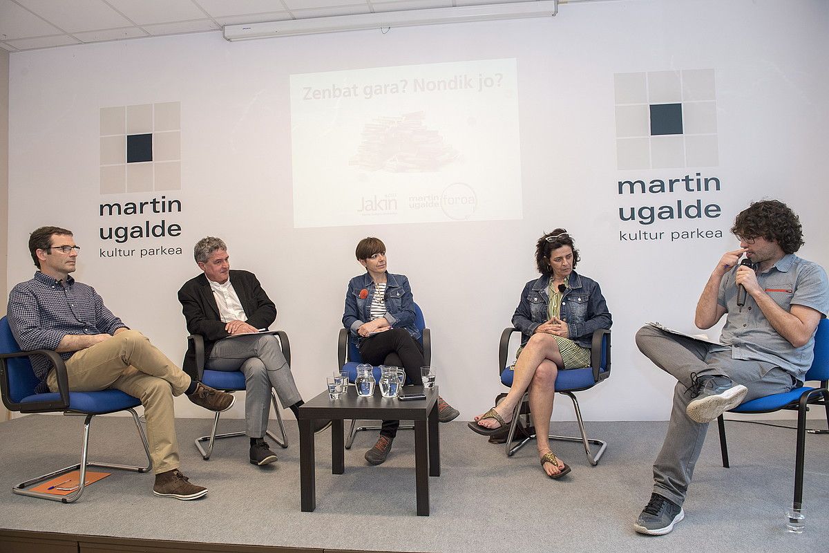 Gorka Arrese, Joxean Muñoz, Olatz Osa, Arantxa Irurbe eta Iñigo Astiz, Jakinek antolatutako jardunaldian. J.C. RUIZ / FOKU.