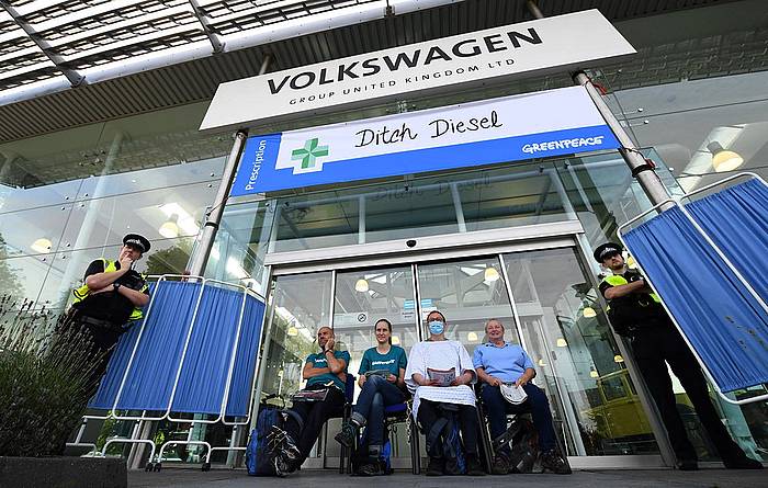 Greenpeacen protesta bat Volkswagenen fabrika batean, Ingalaterran, diesel motorren kutsaduraren aurka. CHRIS J RATCLIFFE / EFE