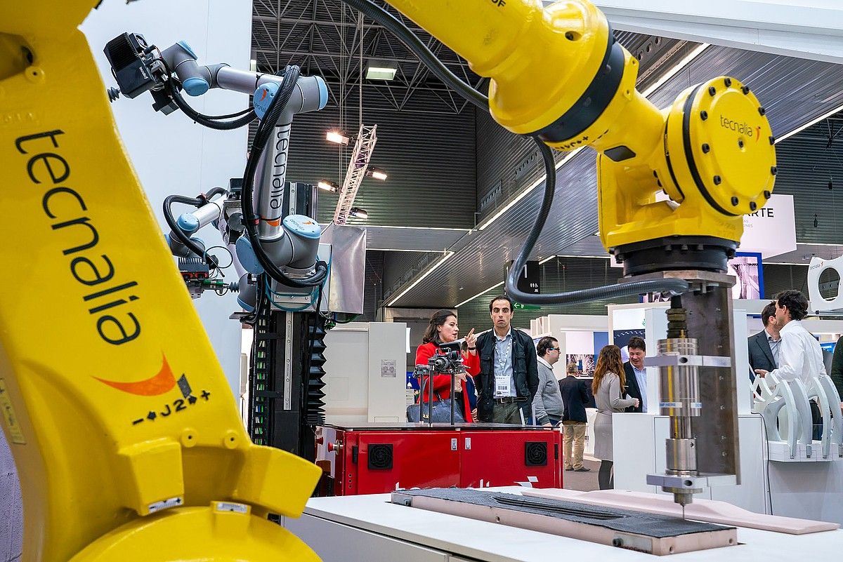 Robot eta makina sofistikatuen artean ibiltzen da bisitaria egunotan, BECen. ASIER CAMACHO FERNANDEZ. Robot eta makina sofistikatuen artean ibiltzen da bisitaria egunotan, BECen. ASIER CAMACHO FERNANDEZ.