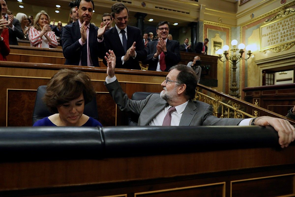 Mariano Rajoy Espainiako presidentea, alderdikideak agurtzen, atzo, Kongresuko osoko bilkuran. BALLESTEROS / EFE.