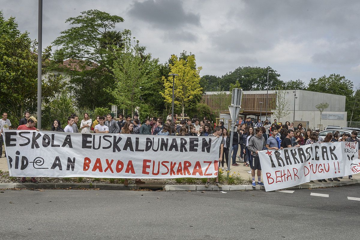 Seaskaren ikastetxeak dauden herri guztietan egin zituzten irakasleak eskatzeko bilkurak. ISABELLE MIQUELESTORENA.