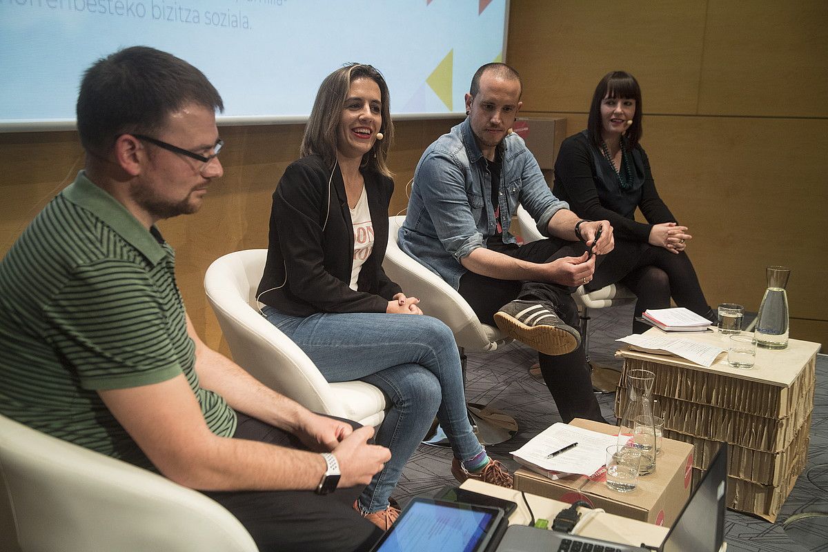 Xabi Paya, Katixa Agirre, Gaizka Izagirre eta Irati Jimenez, atzo. JON URBE / FOKU. Xabi Paya, Katixa Agirre, Gaizka Izagirre eta Irati Jimenez, atzo. JON URBE / FOKU.